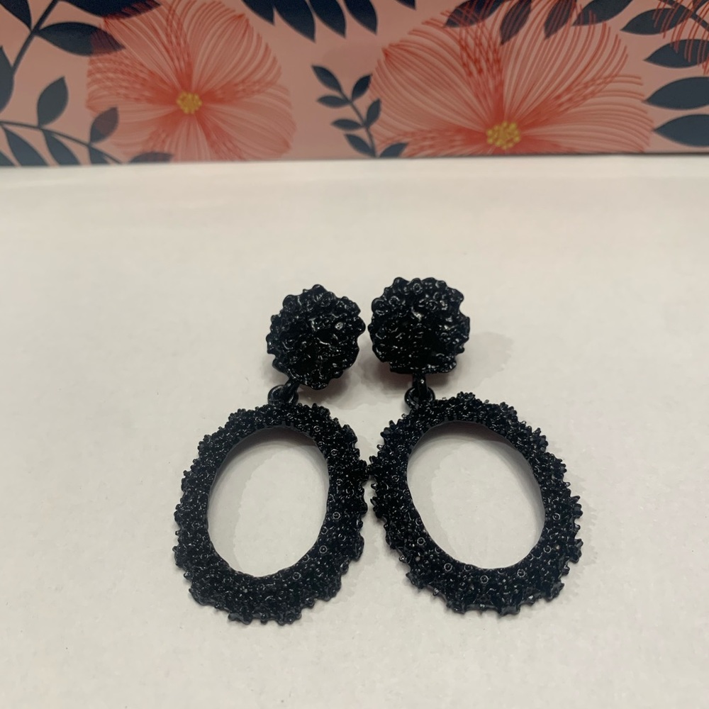 Black dangling studs - Picture 3 of 5